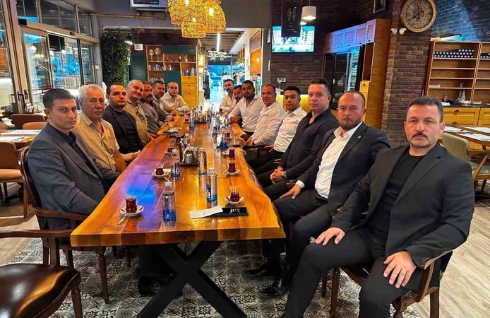 Ülkü Ocakları'nın geçmiş dönem il başkanları yemekte buluştu