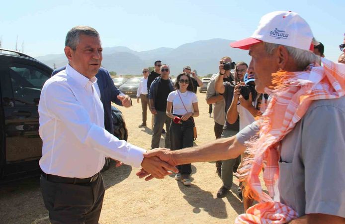 Özgür Özel, Manisa'da üzüm kurutma alanında üreticilerle buluştu