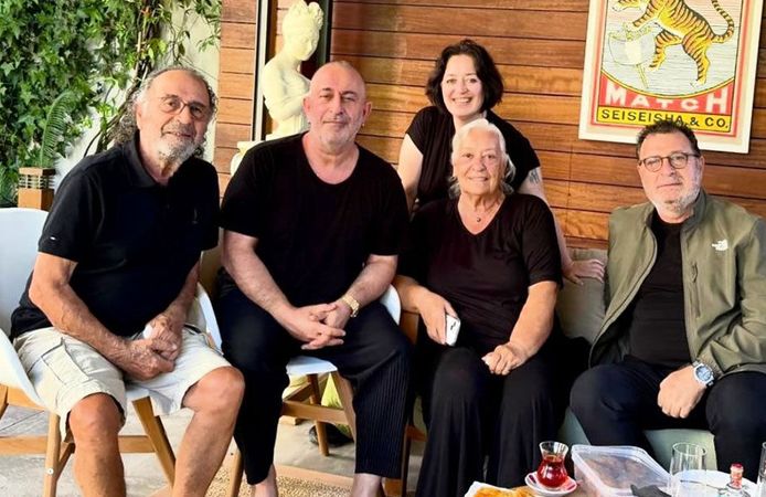Kalp krizi geçiren Cem Yılmaz'dan mutlu aile fotoğrafı