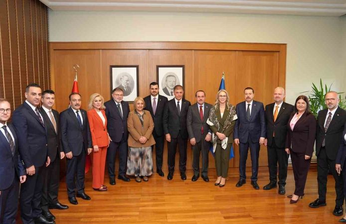 AK Parti İzmir heyeti Tarihi Şato'da bir araya geldi