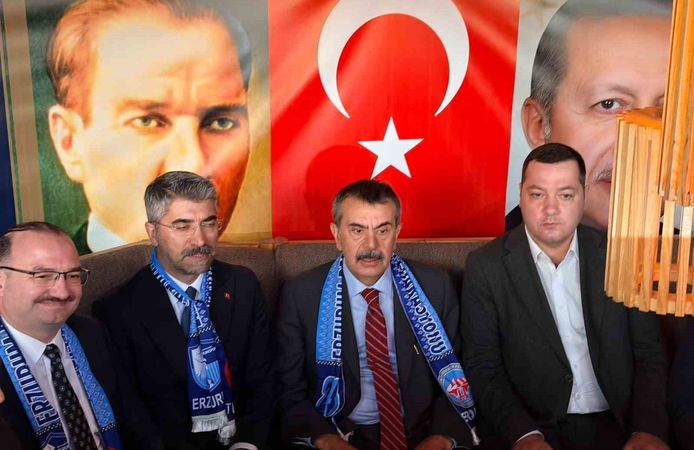 Bakan Tekin: 'Sosyal medyada hem içerik üreticileri hem de yapımcı şirketler yeterince hassas davranmıyorlar'