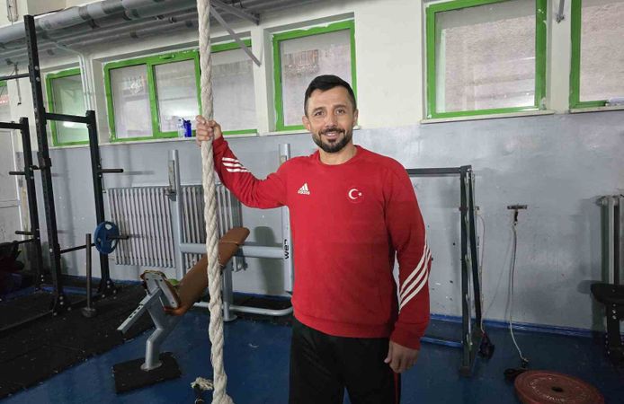 Partner bulamadı, öğrencileriyle hazırlandı; dünya üçüncüsü oldu