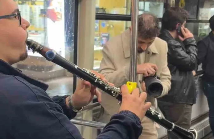Elazığ’da belediye otobüsünde muhteşem konser! Gakkoşlar coştu coşturdu...