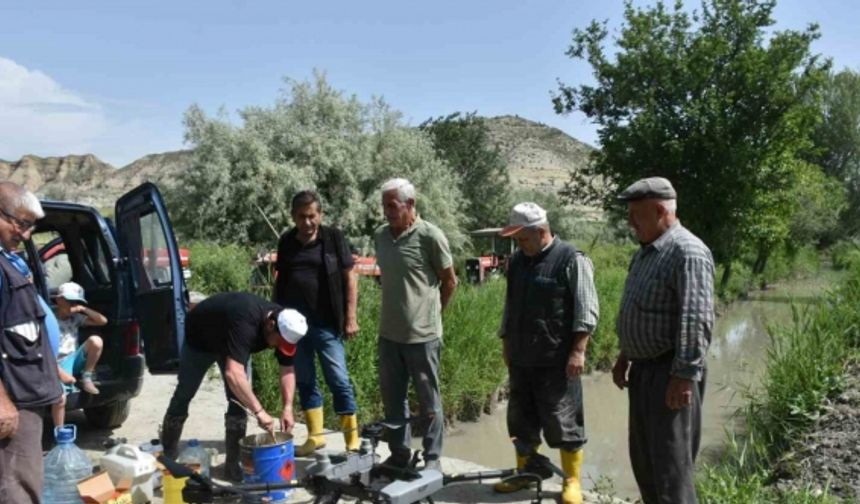 Çeltik tarlaları ZİHA ile ilaçlandı, çiftçiler merakla izledi