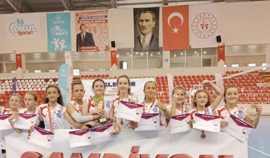Söke Behiye Hanım Ortaokulu Voleybol Takımı Türkiye Şampiyonu oldu
