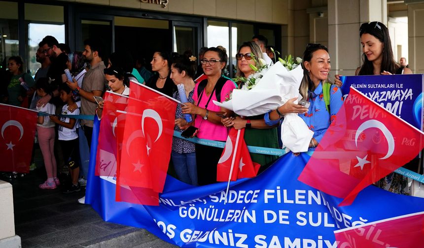 Avrupa şampiyonu Filenin Sultanları, Türkiye’ye döndü