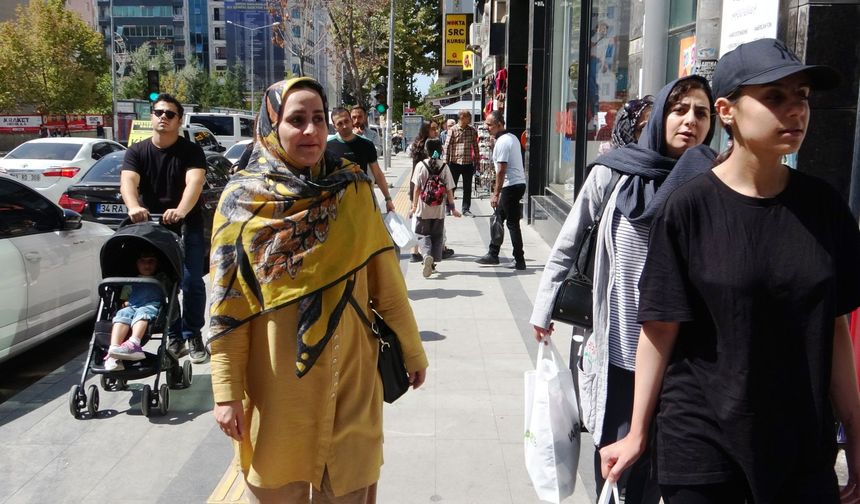 İranlı turistler Van'ı mesken tuttu, esnafının yüzünü güldürdü