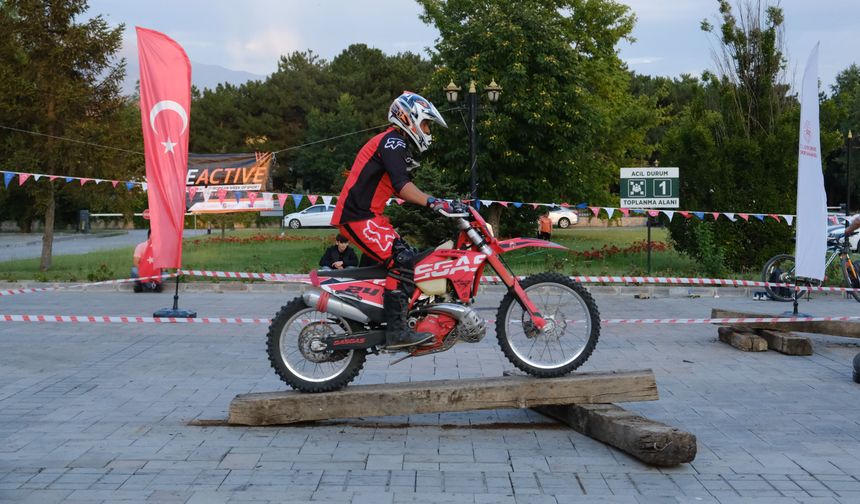 Erzincan Enduro Motosiklet Grubunun bir diğer üyesi Necmi Mengüç ise, “Gençlik ve Spor İl Müdürlüğü bünyesinde Avrupa Spor Haftası çerçevesinde belediye binasının önünde haklımıza bir görsel şölen düzenlendi. Biz de Erzincan Enduro Grubu olarak bu şölene eşlik ettik. Halkımızı eğlendirebildiysek, keyiflendirebildiysek ne mutlu bize” diye konuştu”
