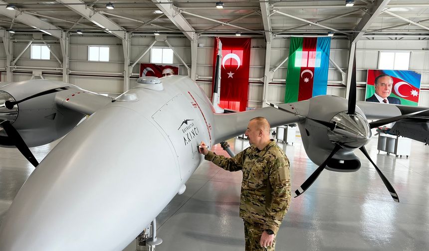 Aliyev, Azerbaycan'ın yeni aldığı Akıncı TİHA’ların test uçuşunu izledi