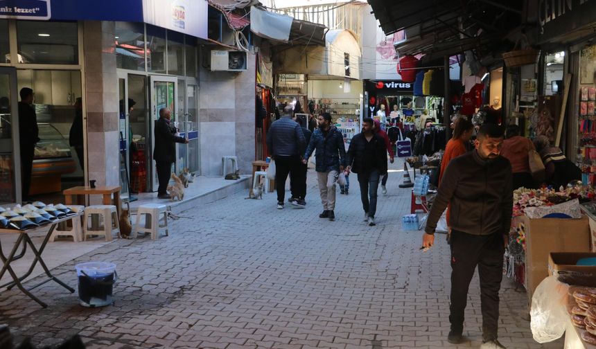 Depremin vurduğu tarihi çarşıda buruk Ramazan alışverişi