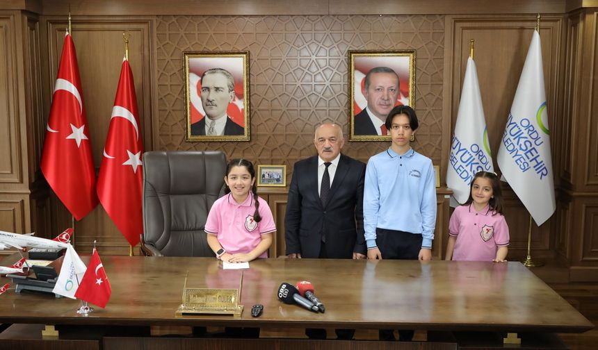 Başkan Hilmi Güler’in koltuğuna Nehir Çağla oturdu, sokak hayvanlarına destek istedi...