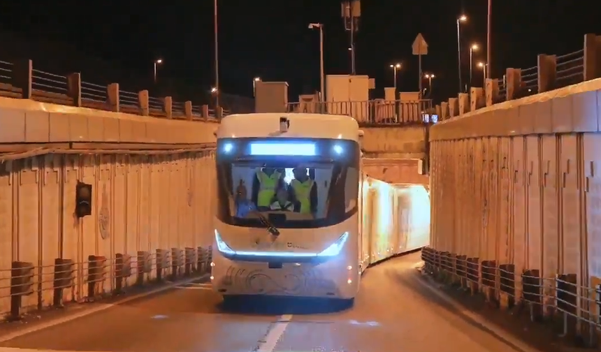 İstanbul’da 420 yolcu kapasiteli, elektrikli ve sürücüsüz metrobüsün test sürüşleri başladı.