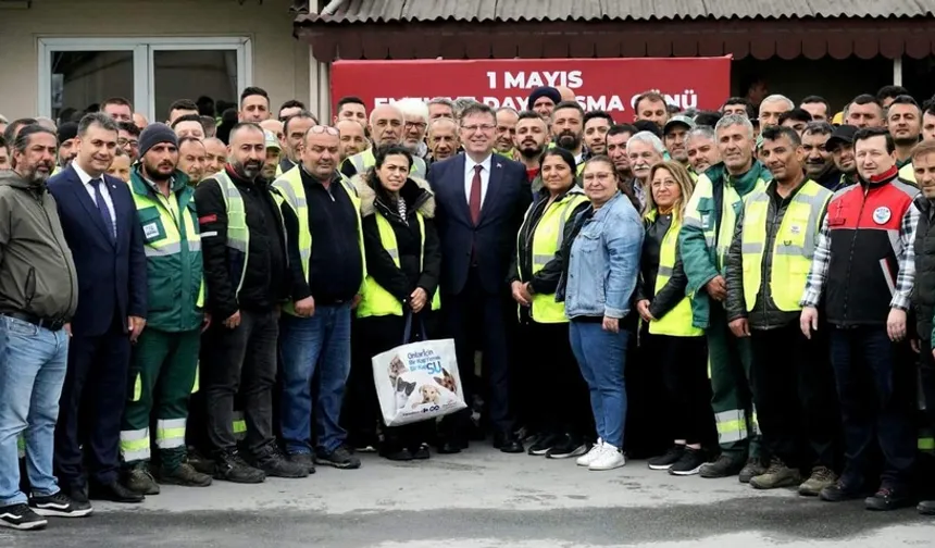 Sarıyer Belediye Başkanı Mustafa Oktay Aksu, 1 Mayıs bayramında belediye çalışanlarıyla buluştu