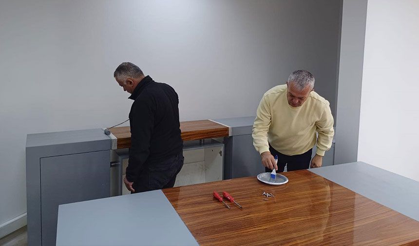 Artvin Belediye Başkanı tasarrufa masa ve sandalye boyayarak başladı