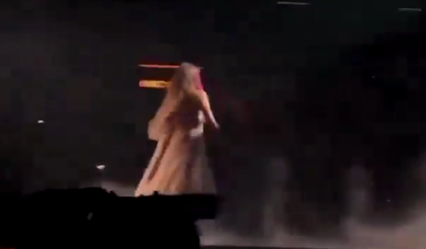 Eurovision şarkı yarışmasında İsrailli yarışmacı yuhlandı ve koşarak sahneden kaçtı