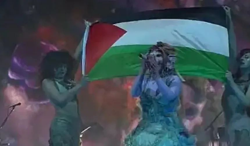 Amerikalı ünlü şarkıcı Melanie Martinez konserinde Filistin bayrağı açtı