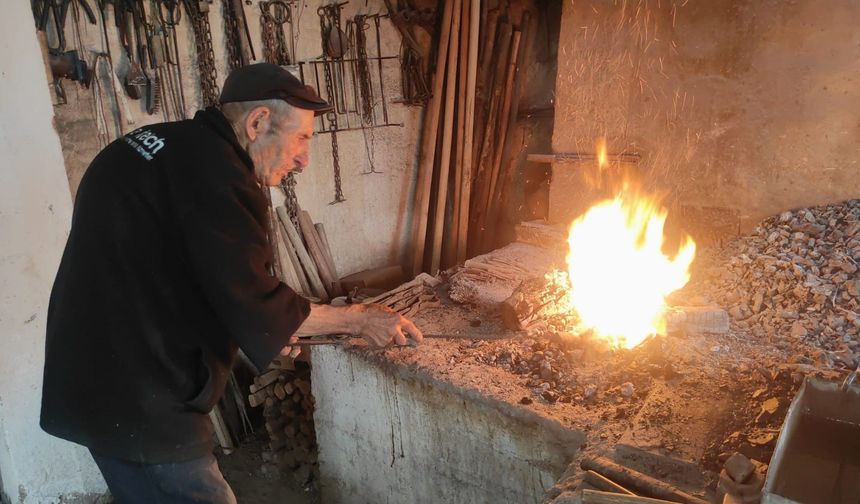 75 yaşındaki Hasan usta, yarım asırdır demir dövüyor