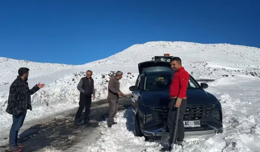 Artvin’de kar yağışı sürücülere zor anlar yaşattı