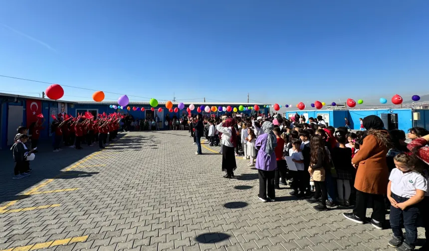 Umut Konteyner Kent İlk ve Ortaokulu’nda 29 Ekim Cumhuriyet Bayramı kutlandı 