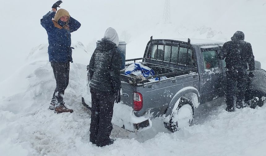 Artvin Macahel'de kar sürprizi: Fransız turistler mahsur kaldı!