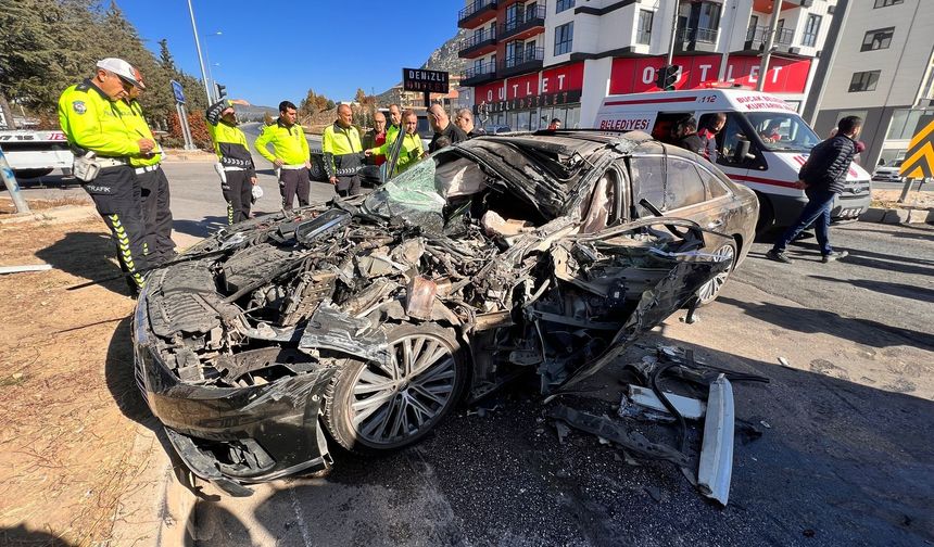 Kırmızı ışık ihlali yapan lüks otomobilin kamyona çarptığı kazada can pazarı