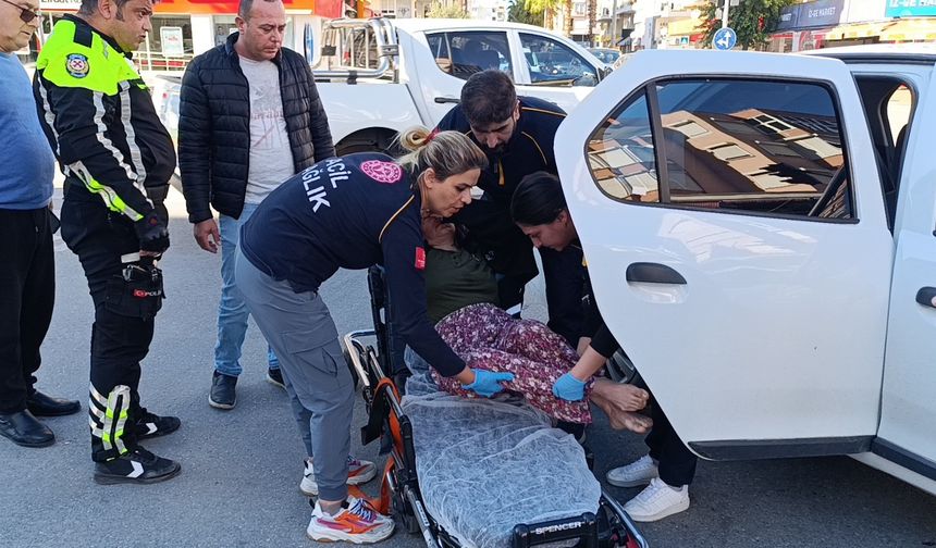 Bayılan karısını hastaneye götürürken kaza yaptı, ambulansla baygın şekilde hastaneye götürüldü