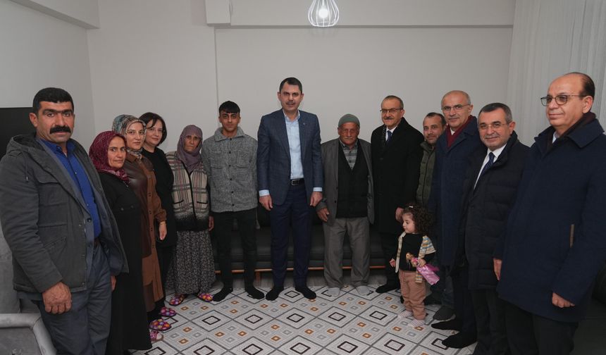 Bakan Kurum'dan köy evlerine taşınan depremzede aileye ziyaret