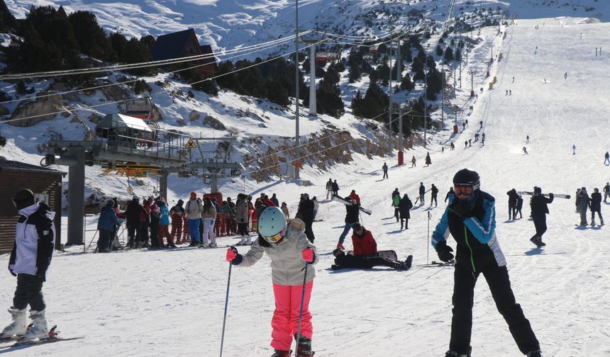 Kayak merkezinde kar kalınlıkları ölçüldü!