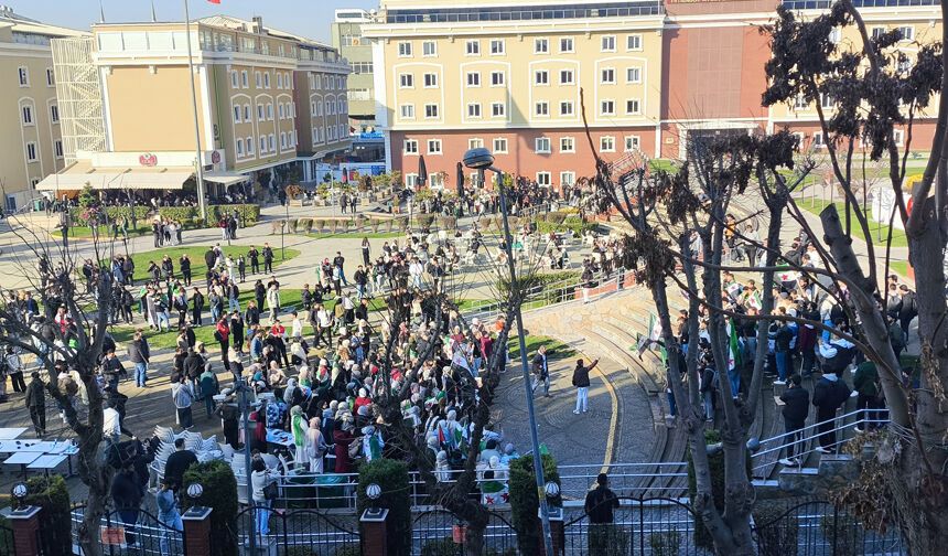 İstanbul Aydın Üniversitesi'nde Suriyeli Öğrencilerden Sevinç Gösterisi