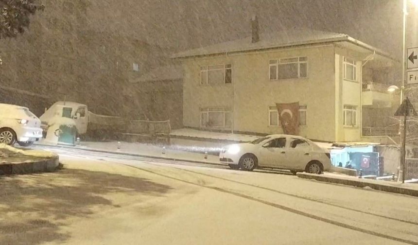 İstanbul, haftanın son gününe karla uyandı!