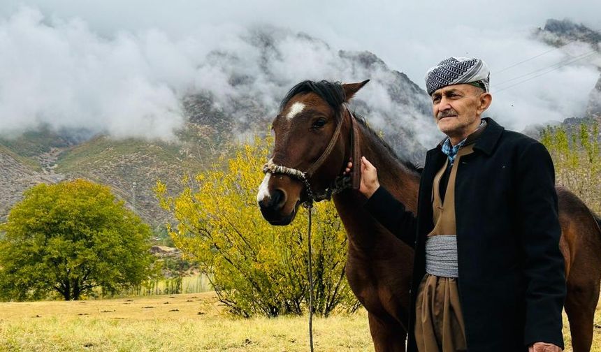 Türkiye-Irak Sınırında Doğa Harikası: Kar ve Sonbahar Renkleri Büyüledi