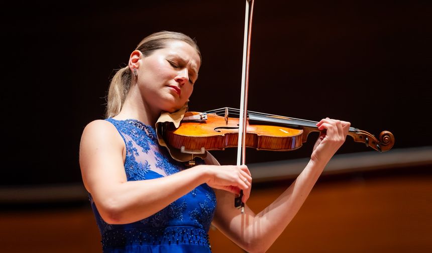 175 yıllık kemanla büyüleyen performans