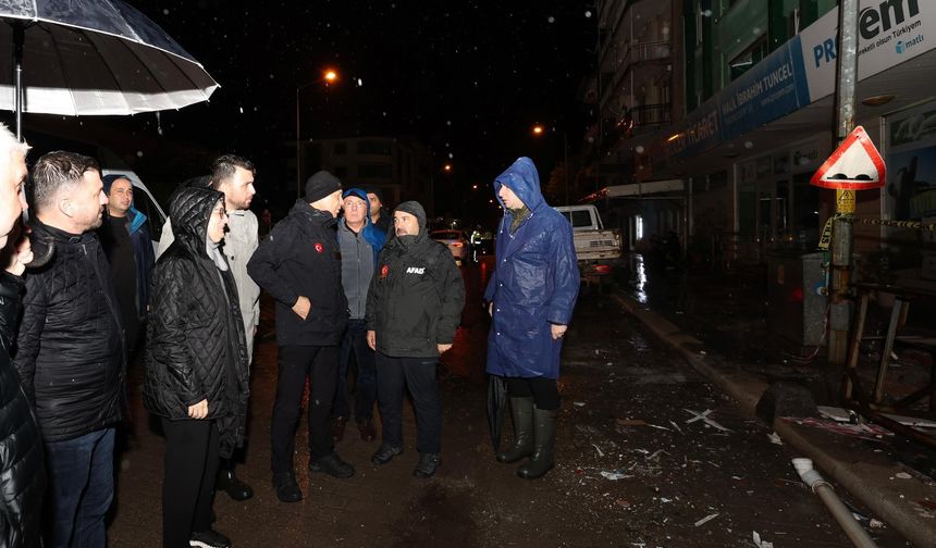 Bakan Yerlikaya Yıkılan 3 bina ve 1 iş yerinde incelemelerde bulundu