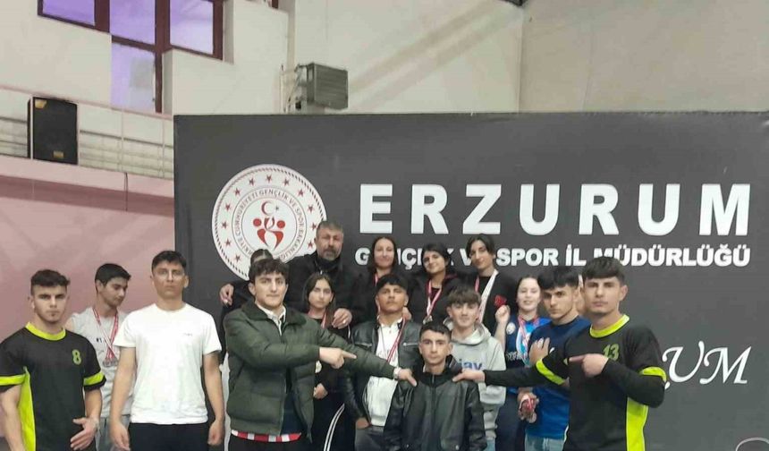 Oltulu liseliler bilek güreşinde rakiplerine geçit vermedi