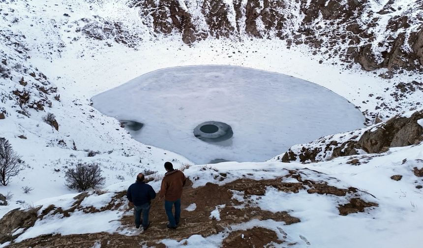Renk değiştiren Kızılçan Gölü dondu!