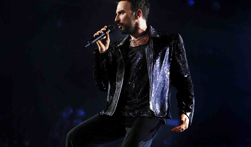 “Beni Çok Sev” diyerek sahneden eşine seslendi