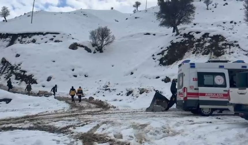 Karla Kaplı Mezrada Zamanla Yarış: Hasta 6 Saatlik Çalışmayla Kurtarıldı