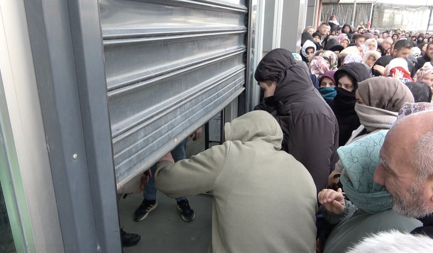 Bursa’da mağaza açılışı izdihama yol açtı!