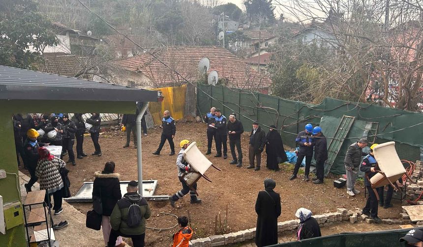 İBB Üsküdar’da yapı kayıt belgeli binayı yıktı: Aile sokakta kaldı