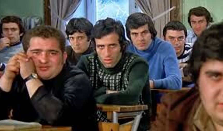 Hababam Sınıfı” filminin jeneriğinde hangi oyuncunun adı diğerlerinden önce yazar?