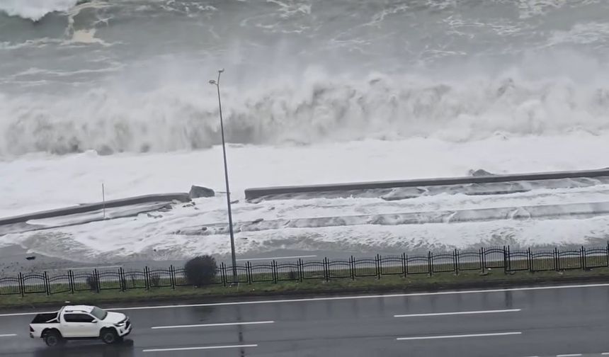 Rize'de dev dalgalar Karadeniz Sahil Yolu'na ulaştı
