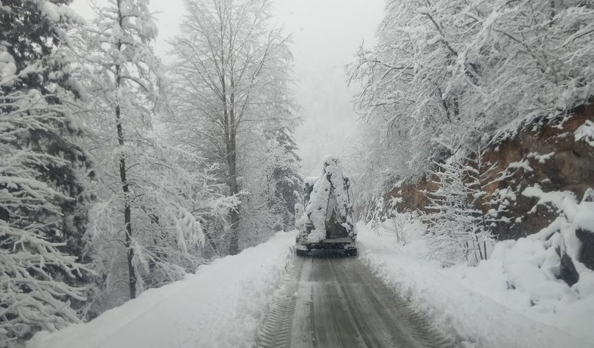Trabzon’da Kar Alarmı: 19 Mahalle Yolunda Ulaşım Durdu