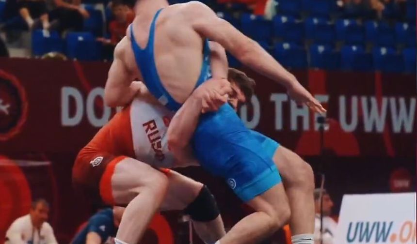 Rus güreşçiden son saniyede “Uçan sincap” hareketi