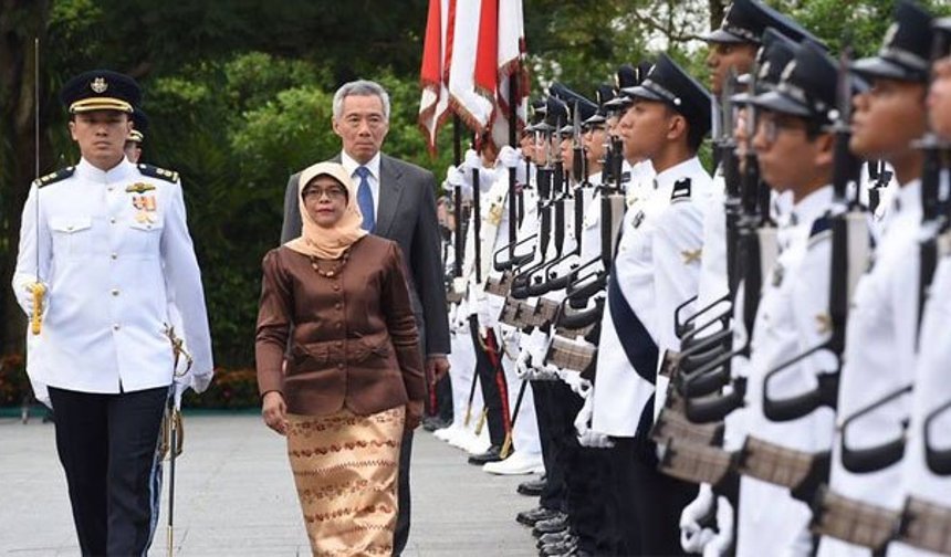 Singapur'a damga vuran başörtülü Cumhurbaşkanı Halimah Yacob'un Küresel Başarısı!