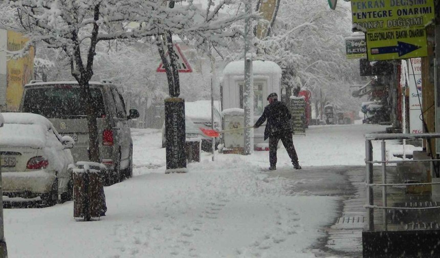 Kars Nisan’da Kışı Yaşıyor: Kar Kalınlığı 30 Santimi Aştı
