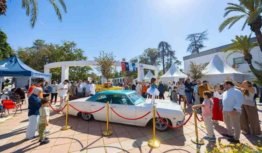 Klasik Otomobiller Kültürpark’ta nostalji rüzgarı estirdi