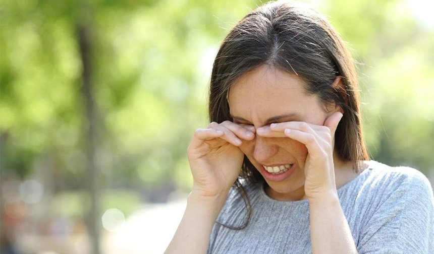 Gözünüzde kaşıntı, kızarıklık, sulanma ve yabancı cisim hissi gibi belirtiler var mı?