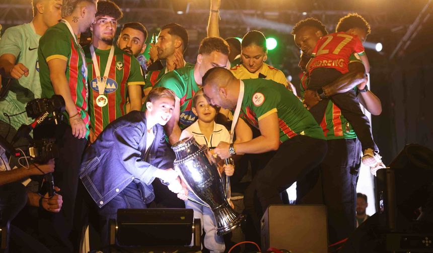 Amed Sportif Faaliyetler kupayı kaldırarak şampiyonluğu kutladı
