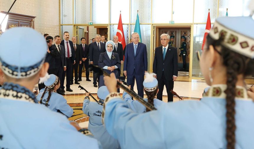 Kazak çocukları Erdoğan’ı Dombra ile karşıladı!