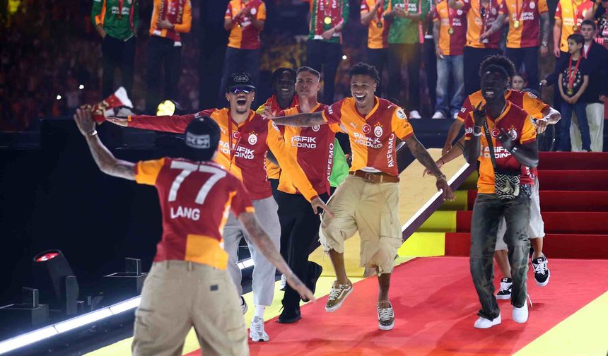 Trendyol Süper Lig şampiyonu Galatasaray, stadyumda düzenlenen törenle kupasını aldı